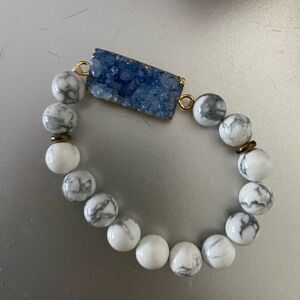 Beautiful howlite bead & blue topaz drusey bracelet